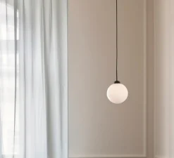 Suspension, Apiales 1, Large, noir satin, verre opalin, Ø20cm, H31,6cm - Nuura