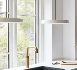 Suspension, Asteria Medium plus, blanc perle et laiton, LED, 2400-2700-3000K, 1600lm, Ø43cm, H14cm - Umage