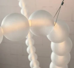 Suspension, Daisy 950, 75 boules, blanc, IP67, LED, dim, 3000K, 1109 lm, Ø9cm, H500cm - Loftlight