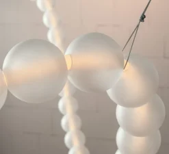 Suspension, Daisy 750, 56 boules, blanc, IP67, LED, dim, 3000K, 1109 lm, Ø7cm, L500cm - Loftlight