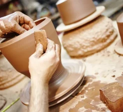 Suspension, Flame Tall, rouge mat, câble blanc, IP44, LED, dim, 2700K, 800 lm, Ø14cm, H23cm - Pott