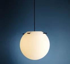 Suspension, Koi, blanc opalin, tiges noires, Ø32cm, H30cm - Frandsen