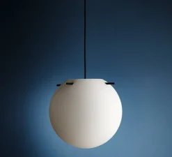 Suspension, Koi, blanc opalin, tiges noires, Ø32cm, H30cm - Frandsen