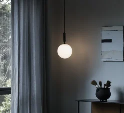 Suspension, Miira 1 large, noir, globe opalin, Ø20cm, H35,3cm - Nuura