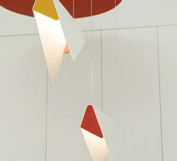 Suspension, Mobula Petite, blanc, feutrine jaune/orange, LED, 3000K, lm, L17cm, H22cm - DesignHeure