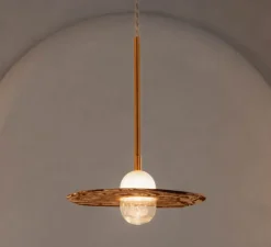 Suspension, Organic Ceramic 14/16, céramique rouge, laiton vieilli brossé, verre transparent, câble en lin de 1m, Ø14/16cm, H30cm - Contain