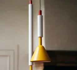 Suspension, Pyl, petite, blanc, jaune, rouge, LED, dim, 2700K, 970 lm, Ø21,6cm, H54cm - Petite Friture