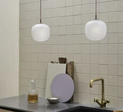 Suspension, Rime, rouge foncé, opalin, 2700 K, 200lm, Ø18cm, H22cm - Muuto