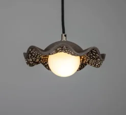 Suspension, Rivale, argile noire, argent antique, globe opalin, Ø21cm, H8,5cm - Mullan Lighting