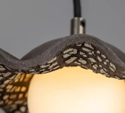 Suspension, Rivale, argile noire, argent antique, globe opalin, Ø21cm, H8,5cm - Mullan Lighting