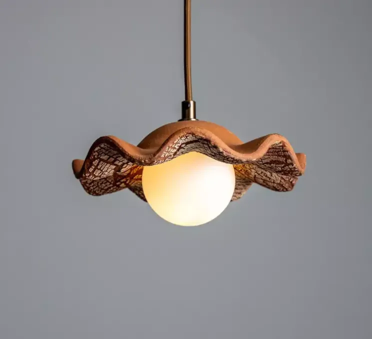 Suspension, Rivale, rouge fer, laiton antique, globe opalin, Ø21cm, H8,5cm - Mullan Lighting