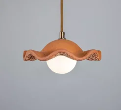 Suspension, Rivale, rouge fer, laiton antique, globe opalin, Ø21cm, H8,5cm - Mullan Lighting