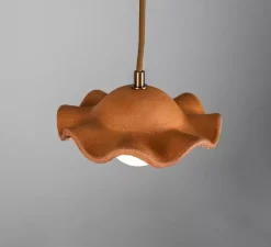 Suspension, Rivale, rouge fer, laiton antique, globe opalin, Ø21cm, H8,5cm - Mullan Lighting