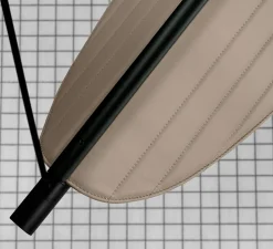 Suspension, Thula 562.21, corps noir, détail noir, abat-jour cuir beige, IP40, LED, 2700K, 1500lm, L67cm, H11cm - Tooy